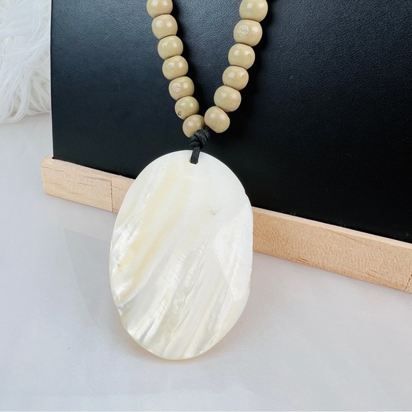 Bohemian Island chic large shell pendant, stretch, beaded colorful necklace - Picture 4 of 13